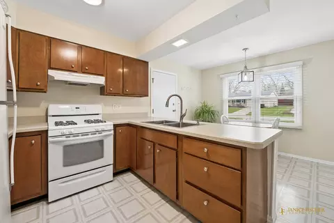 Kitchen - 1013 Hampton Ct, Mchenry, IL 60050 photo 1 of 2
