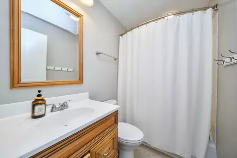 Bath - 7604 Eleanor Pl, Willowbrook, IL 60527 photo 2 of 3