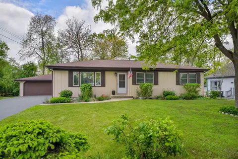 7604 Eleanor Pl, Willowbrook, IL 60527