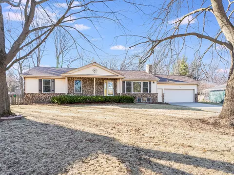 109 E Oak Knoll Dr, Hinckley, IL 60520