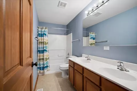 Bath - 3004 Crossfire Trl, Elgin, IL 60124 photo 2 of 2