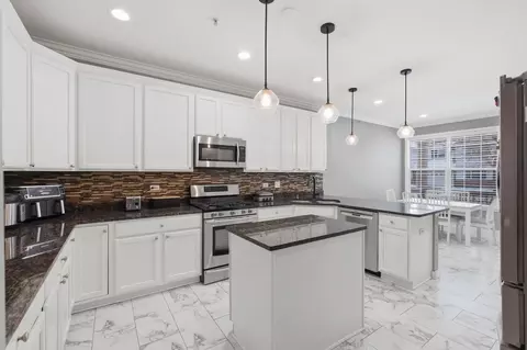 Kitchen - 829 Linden Cir, Hoffman Estates, IL 60169 photo 1 of 4