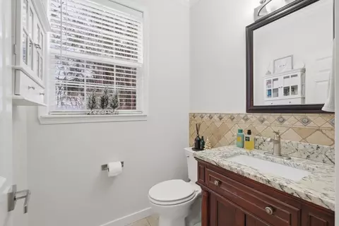 Bath - 829 Linden Cir, Hoffman Estates, IL 60169 photo 1 of 5