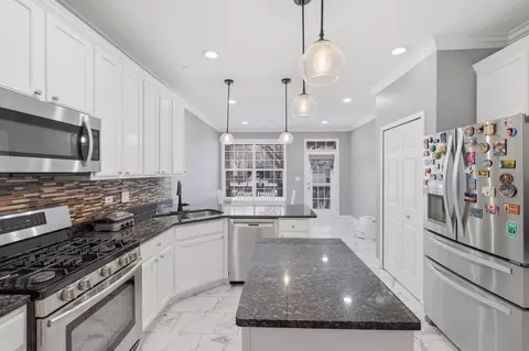 Kitchen - 829 Linden Cir, Hoffman Estates, IL 60169 photo 2 of 4