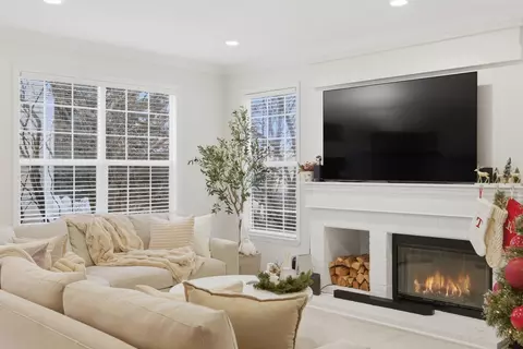 Living - 829 Linden Cir, Hoffman Estates, IL 60169 photo 2 of 2