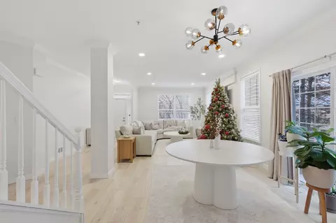 Entry Way - 829 Linden Cir, Hoffman Estates, IL 60169 photo 1 of 4
