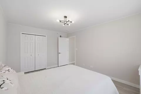 Bedroom - 829 Linden Cir, Hoffman Estates, IL 60169 photo 4 of 5