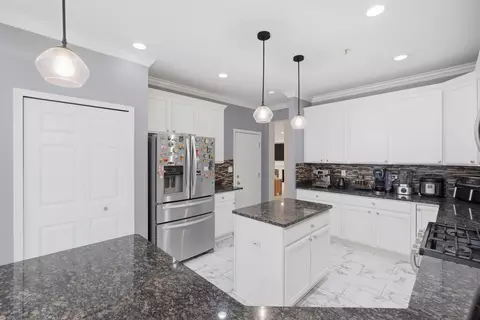 Kitchen - 829 Linden Cir, Hoffman Estates, IL 60169 photo 3 of 4