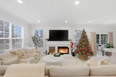 Living - 829 Linden Cir, Hoffman Estates, IL 60169 photo 1 of 2