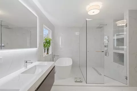 Bath - 829 Linden Cir, Hoffman Estates, IL 60169 photo 3 of 5