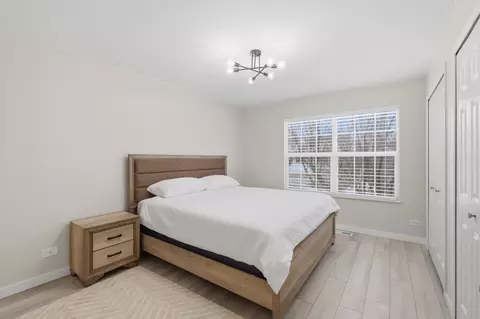 Bedroom - 829 Linden Cir, Hoffman Estates, IL 60169 photo 3 of 5