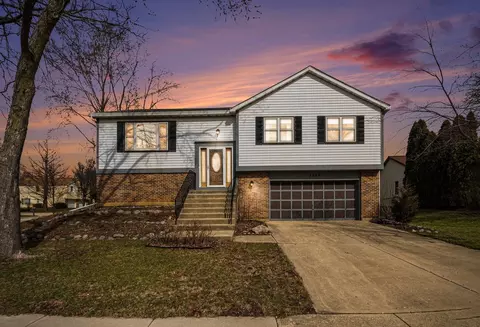 1220 John Dr, Hoffman Estates, IL 60169
