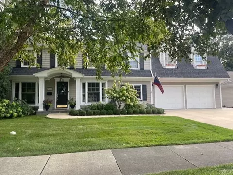 2105 Dewes St, Glenview, IL 60025