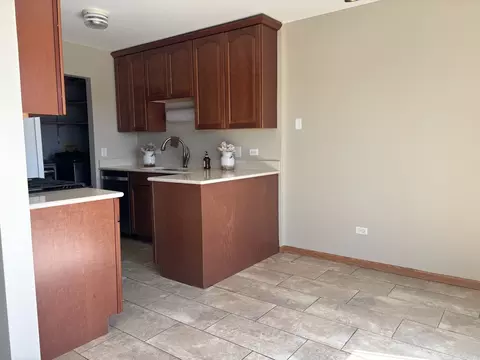 Kitchen - 615 Mallard Ct #C2, Bartlett, IL 60103 photo 3 of 4
