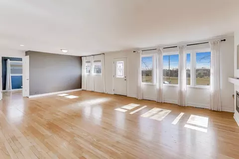 Living - 122 59th St, Willowbrook, IL 60527 photo 3 of 6