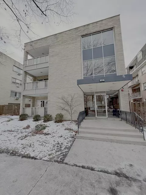 425 Wesley Ave #102, Oak Park, IL 60302