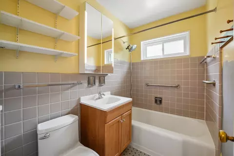 Bath - 746 Dodge Ave, Evanston, IL 60202 photo 1 of 1