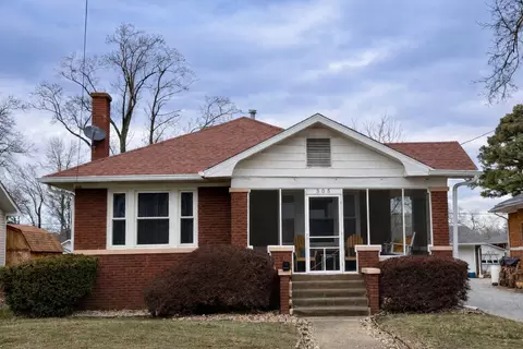 305 5th St W, Benton, IL 62812