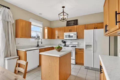 Kitchen - 1859 Sedgegrass Trl, Aurora, IL 60504 photo 2 of 7