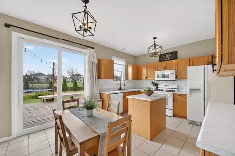 Kitchen - 1859 Sedgegrass Trl, Aurora, IL 60504 photo 3 of 7
