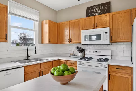 Kitchen - 1859 Sedgegrass Trl, Aurora, IL 60504 photo 5 of 7