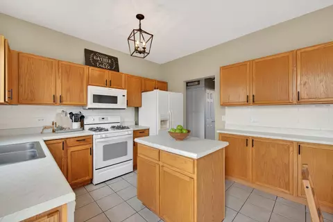 Kitchen - 1859 Sedgegrass Trl, Aurora, IL 60504 photo 4 of 7