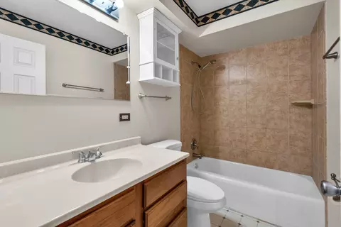 Bath - 7952 Madison St #2E, River Forest, IL 60305 photo 1 of 1