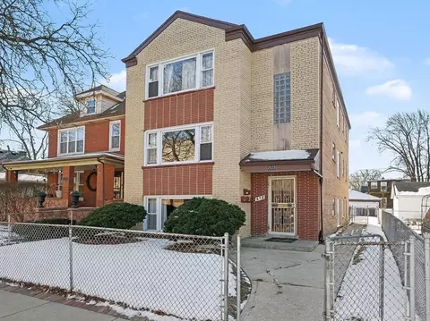 2523 Grunewald St, Blue Island, IL 60406