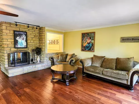 Living - 20798 White Oaks Rd, Morrison, IL 61270 photo 3 of 8