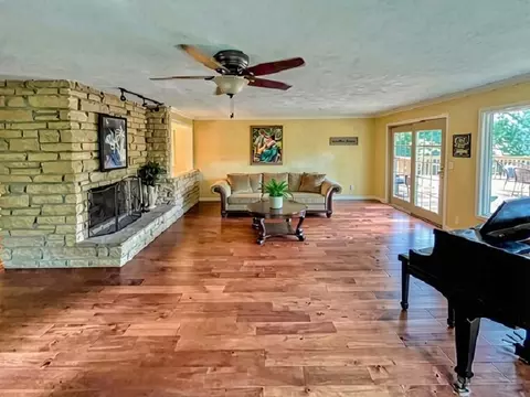 Living - 20798 White Oaks Rd, Morrison, IL 61270 photo 2 of 12