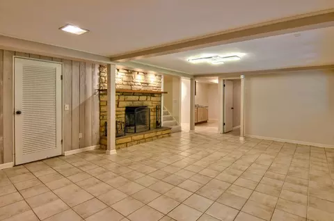 Living - 20798 White Oaks Rd, Morrison, IL 61270 photo 7 of 8