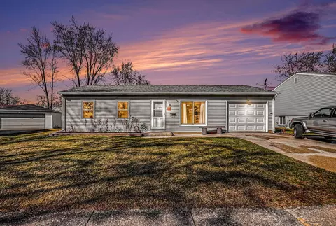 218 Mayfield Dr, Streamwood, IL 60107