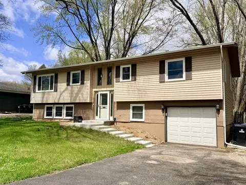 2704 Myang Ave, Mchenry, IL 60050