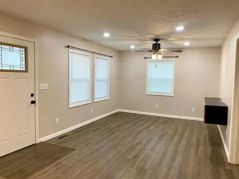 Living - 721 N 17th St, Herrin, IL 62948 photo 1 of 2