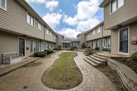 1150 Meadow Rd, Northbrook, IL 60062