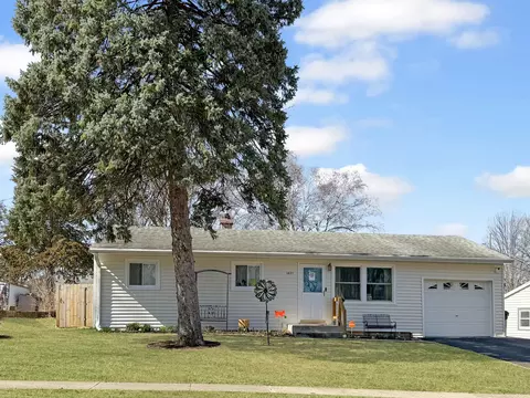 1427 Mark Dr, Freeport, IL 61032