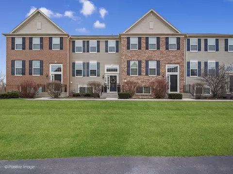 1589 Deer Pointe Dr, South Elgin, IL 60177