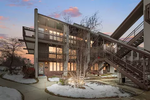 6600 W Wood River Dr #201, Niles, IL 60714