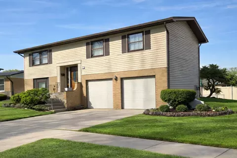 807 W Manor Ct W, Glenwood, IL 60425