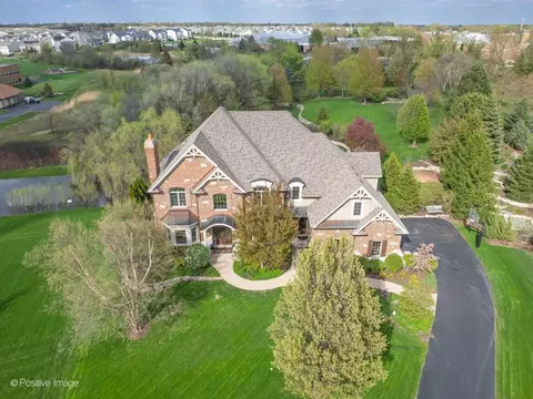 37 W220 Mission Hills Dr, Saint Charles, IL 60175
