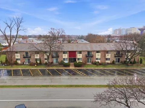8995 Kennedy Dr N #206F, Des Plaines, IL 60016