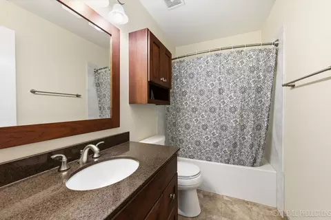 Bath - 2487 Fox Dr, Aurora, IL 60506 photo 3 of 3