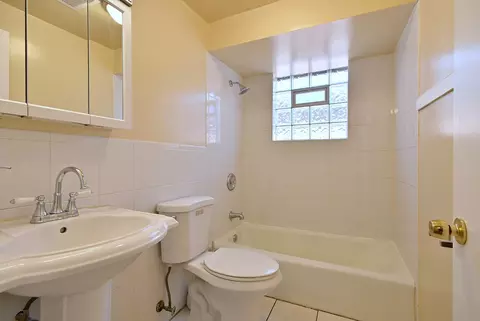 Bath - 308 S Artesian Ave, Chicago, IL 60612 photo 1 of 1
