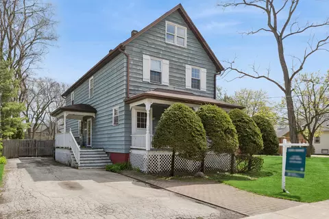 933 Harms Rd, Glenview, IL 60025