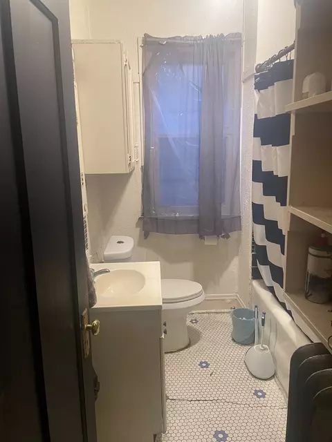 Bath - 2821 E 77th Pl, Chicago, IL 60649 photo 1 of 2