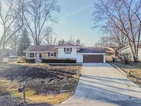 7802 Warwick Ave, Darien, IL 60561