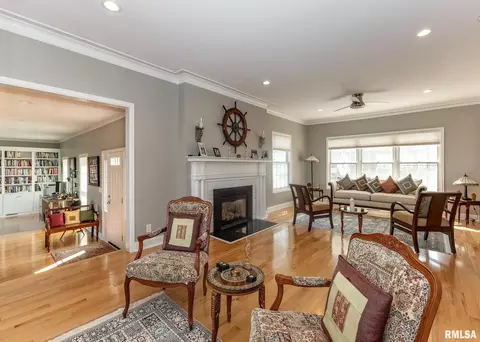 Living - 4510 5th Ave, Moline, IL 61265 photo 3 of 4