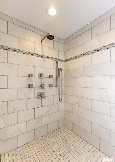 Bath - 4510 5th Ave, Moline, IL 61265 photo 5 of 5