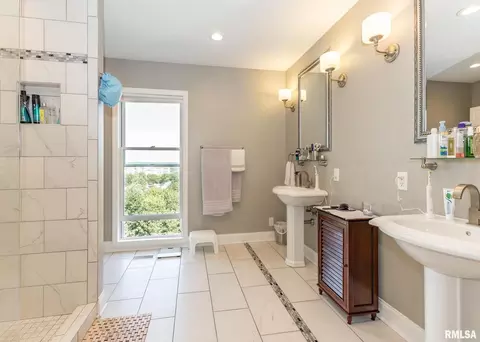 Bath - 4510 5th Ave, Moline, IL 61265 photo 4 of 5