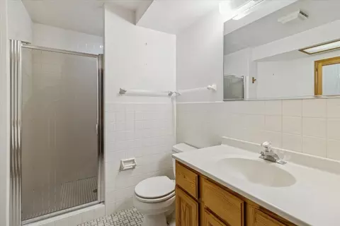 Bath - 417 River Bluff Cir, Naperville, IL 60540 photo 3 of 3